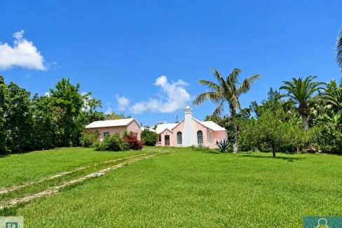 EXCEPTIONAL PRIVACY — JUST MINUTES FROM TOWN!