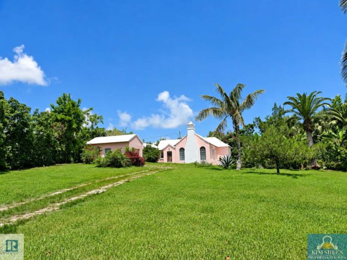 EXCEPTIONAL PRIVACY — JUST MINUTES FROM TOWN!